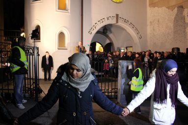 Hundreds of Norwegian Muslims form a human shield around a synagogue